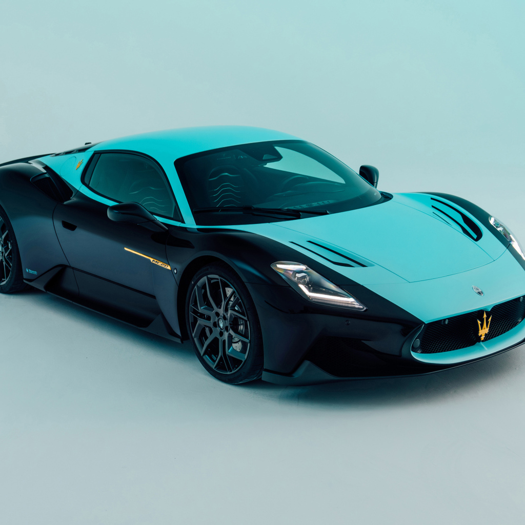 Автомобиль Maserati MC20 Leggenda 2024 года на сером фоне