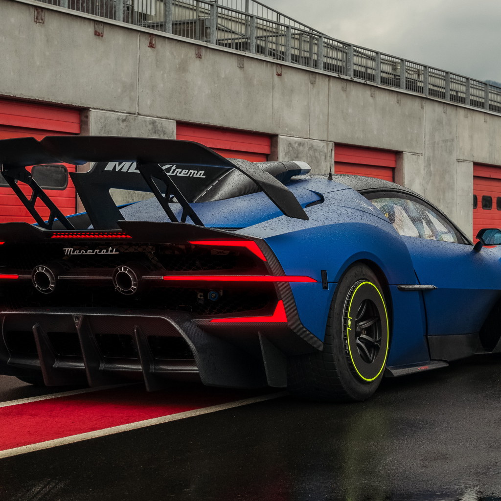 Вид сзади на автомобиль Maserati MCXtrema