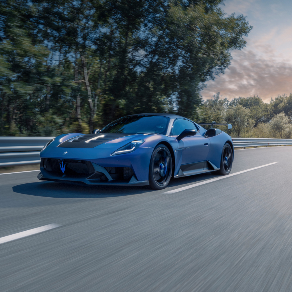 Автомобиль Maserati GT2 Stradale 2024  года на трассе