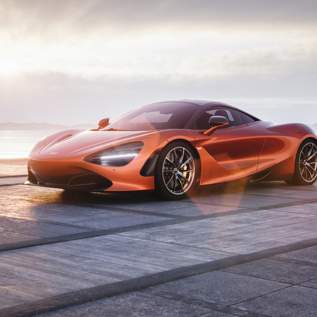 Оранжевый автомобиль McLaren 720S у озера