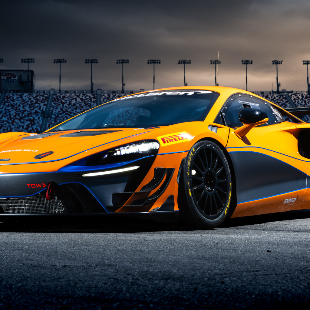 Оранжевый автомобиль McLaren Artura