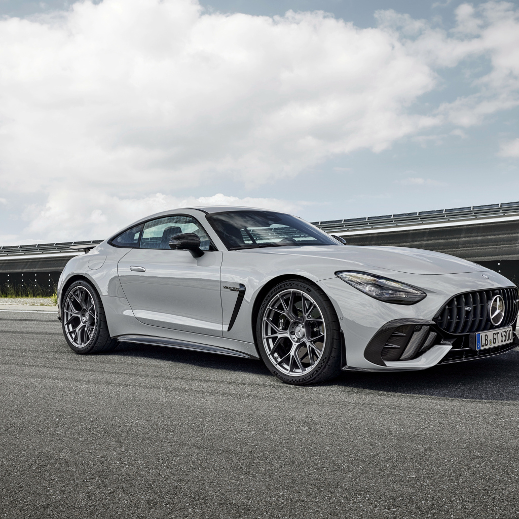 Серый автомобиль Mercedes-AMG GT 63 PRO 4MATIC+ 2024 года