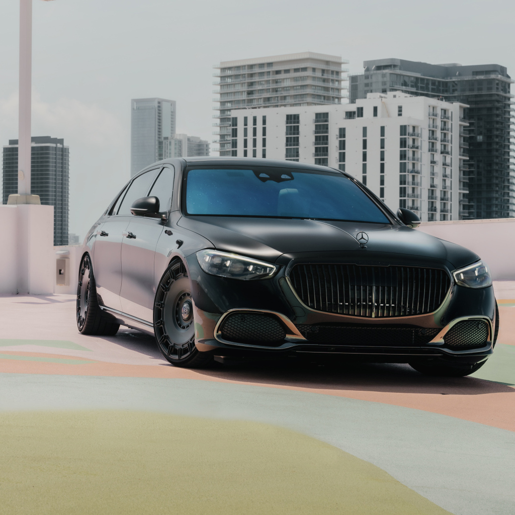 Черный автомобиль Mercedes-Benz Maybach S Class S680 V12