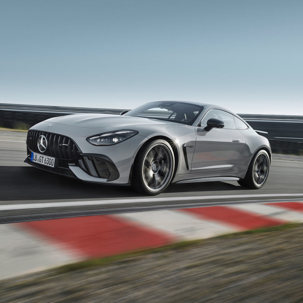 Серебристый автомобиль Mercedes-AMG GT 63 PRO 4MATIC+ 2024 года