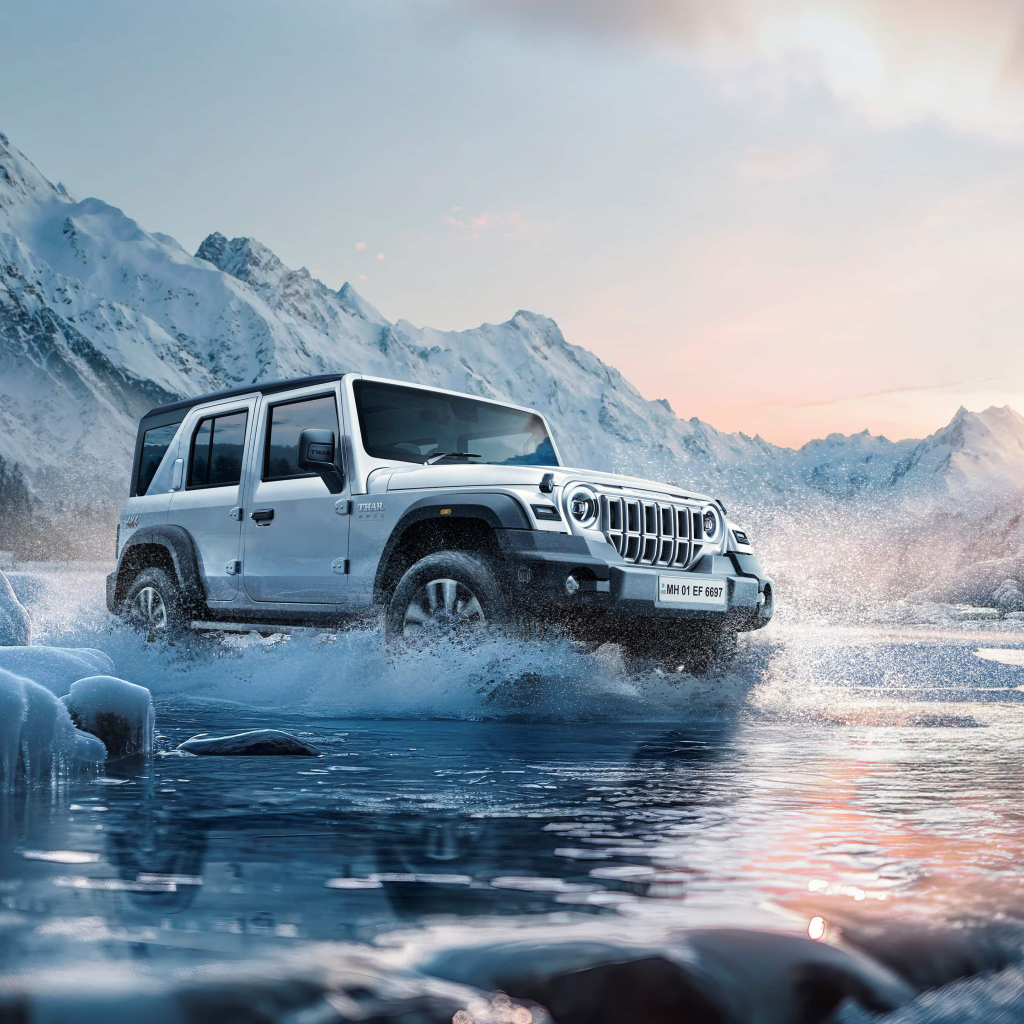 Внедорожник Mahindra Thar Roxx 2024 года едет по ледяной реке