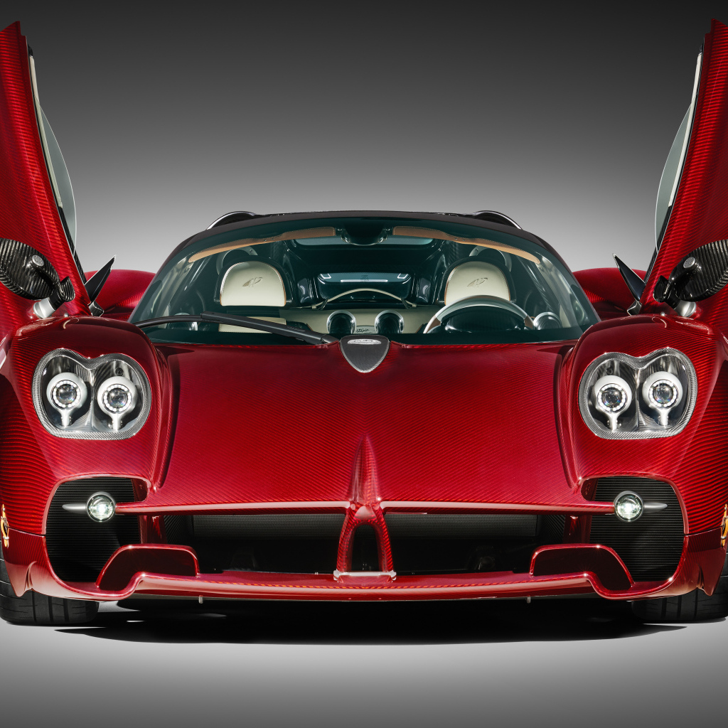 Автомобиль Pagani Utopia Roadster 2024 года с открытыми дверями