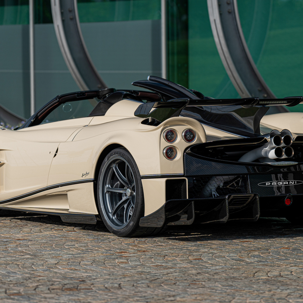 Вид сзади на спорткар Pagani Imola Roadster 2024 года