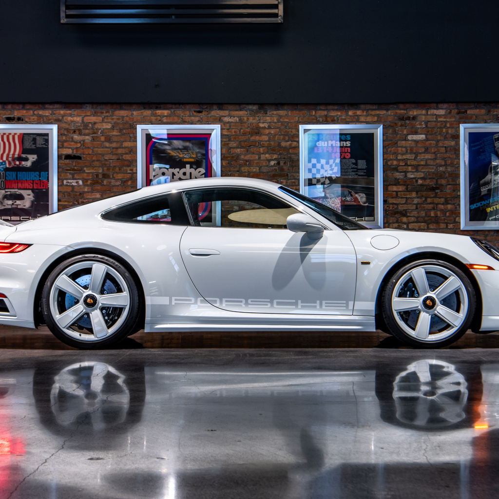 Автомобиль Porsche 911 Sport Classic 2024 года вид сбоку