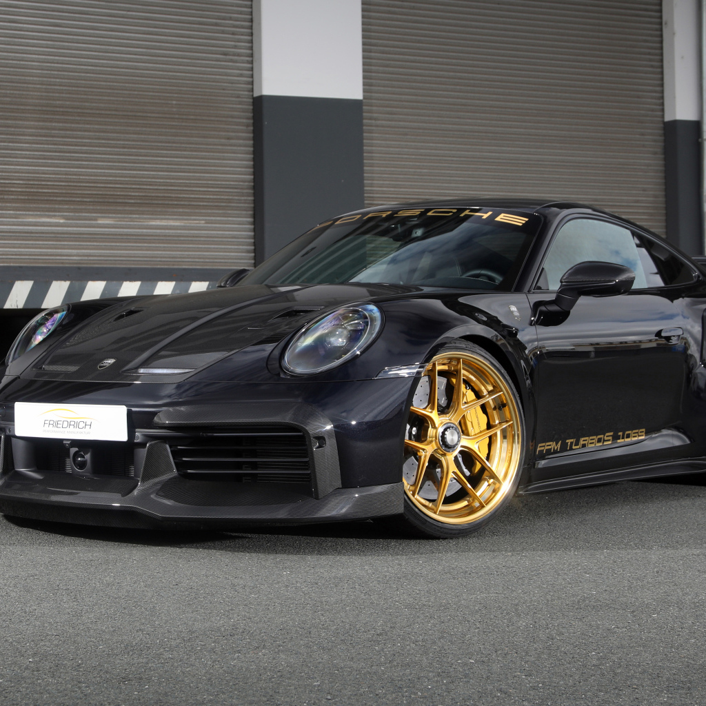 Черный автомобиль Porsche 911 Turbo S
