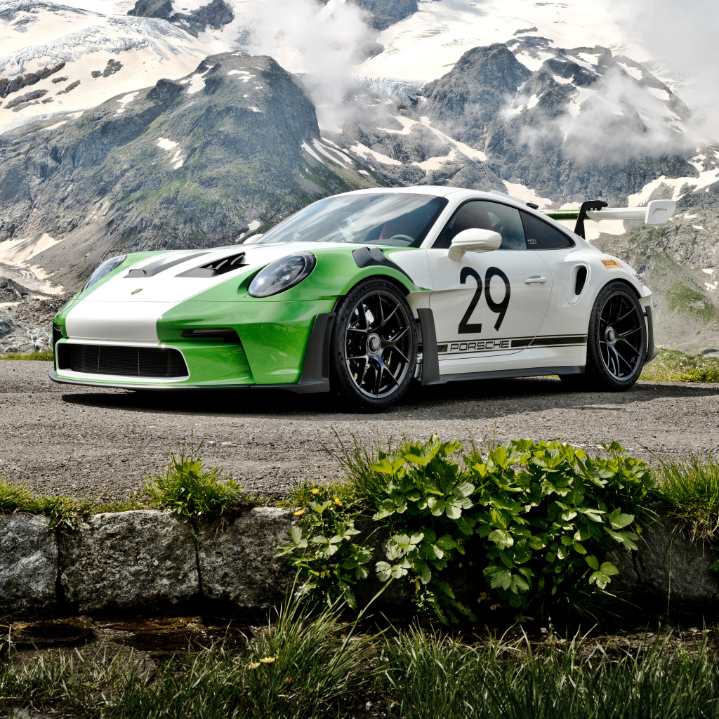 Гоночный автомобиль Porsche 911 GT3 RS на фоне гор