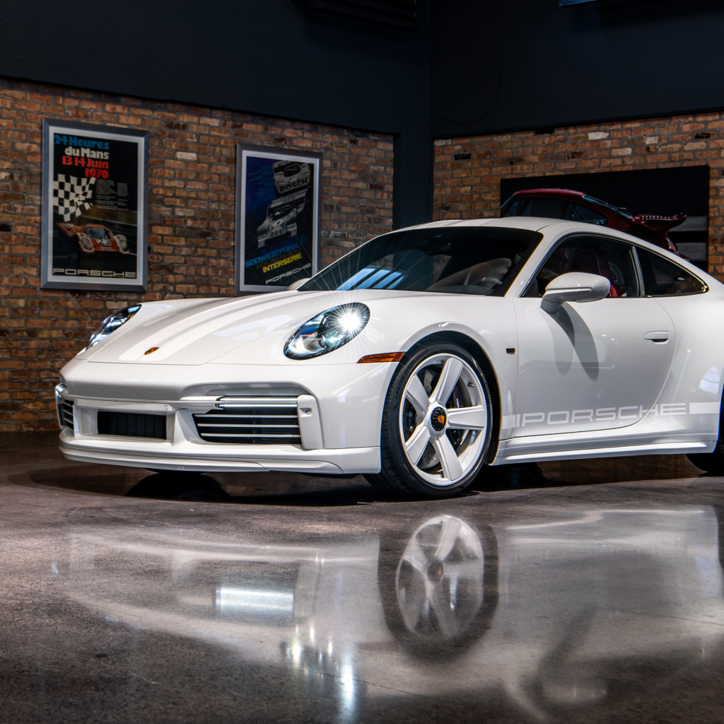 Автомобиль Porsche 911 Sport Classic  на презентации