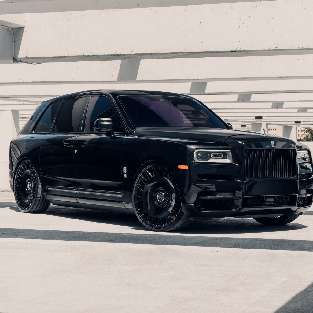 Большой черный Black Rolls-Royce Cullinan