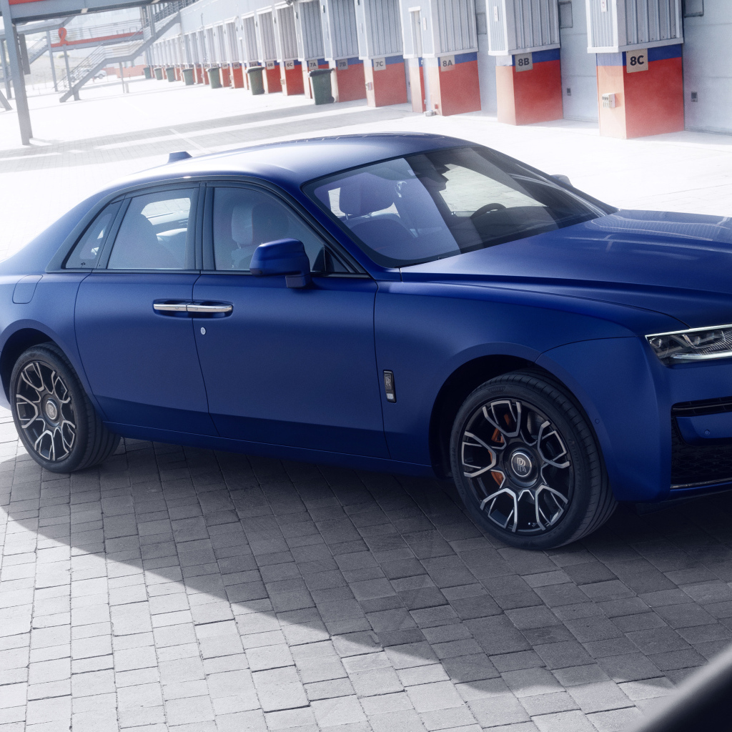 Синий автомобиль Rolls-Royce Black Badge Ghost CGI
