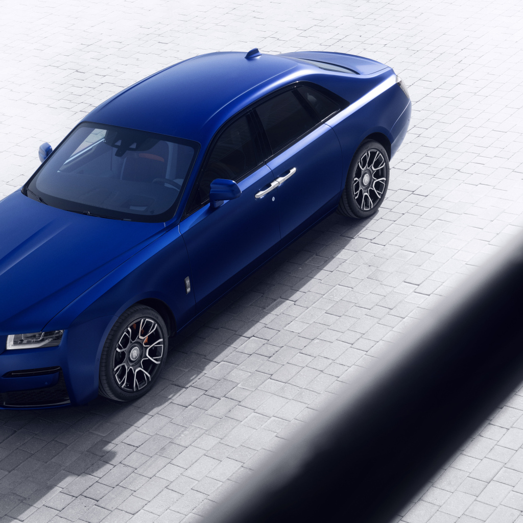 Синий Rolls-Royce Black Badge Ghost вид сверху