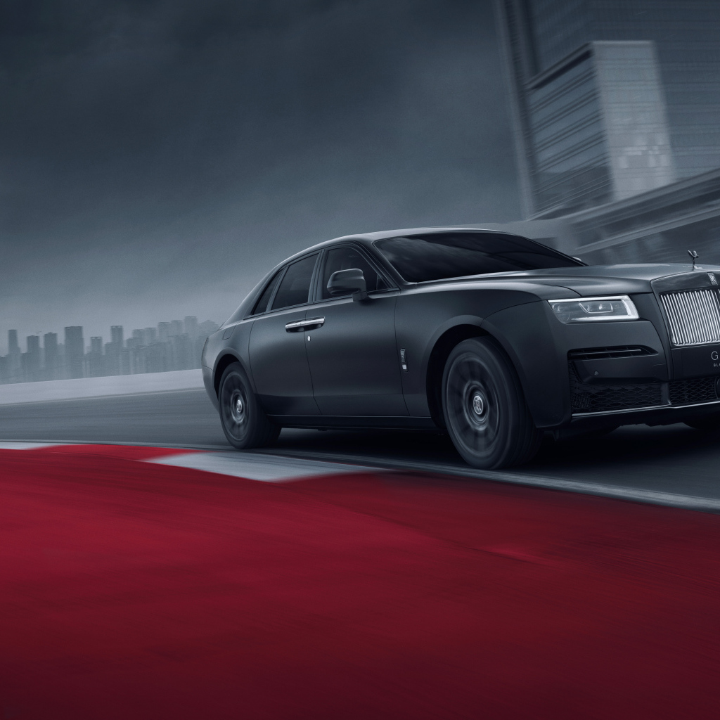 Дорогой черный автомобиль Rolls-Royce Black Badge Ghost