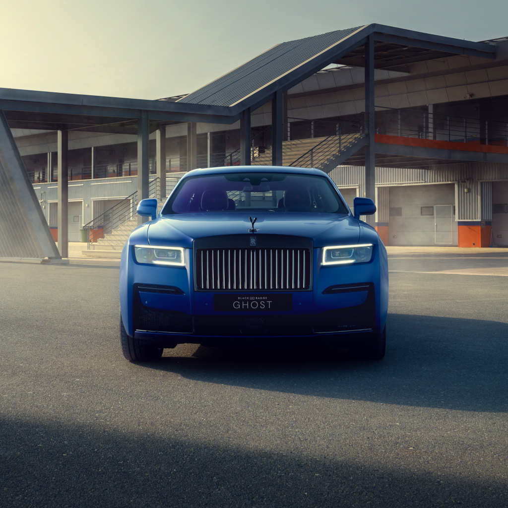 Вид спереди на синий Rolls-Royce Black Badge Ghost