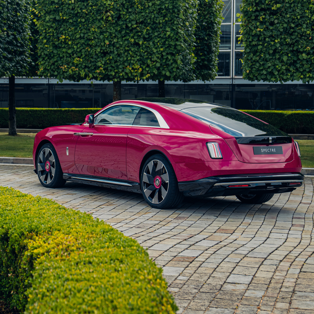 Розовый автомобиль Rolls-Royce Spectre