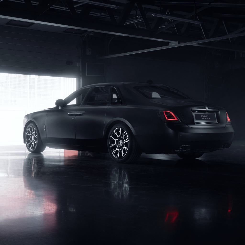 Вид сзади на автомобиль Rolls-Royce Black Badge Ghost