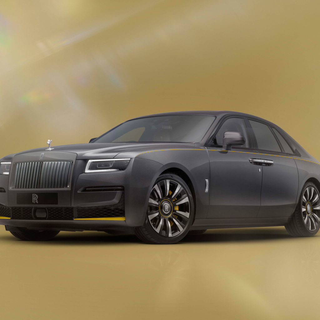 Серый автомобиль Rolls-Royce Ghost Prism Gunmetal