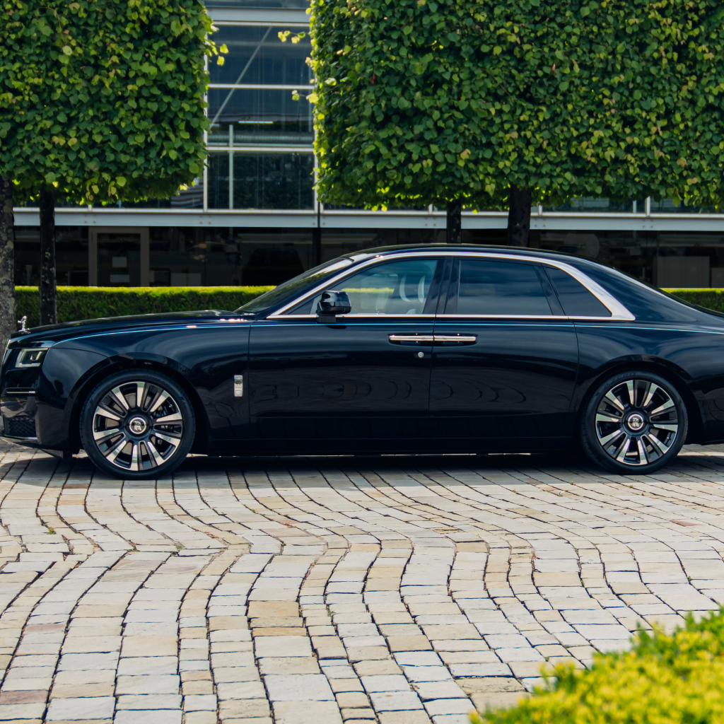 Вид сбоку на автомобиль Rolls-Royce Ghost