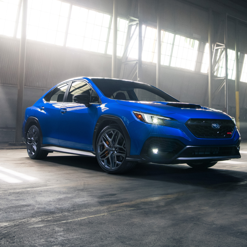 Синий автомобиль Subaru WRX tS 2025 года в ангаре