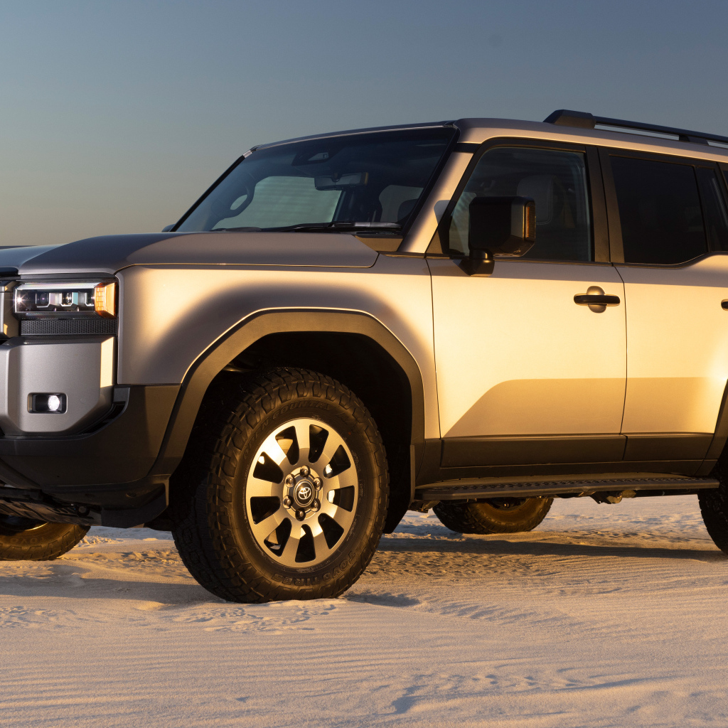 Внедорожник Toyota Land Cruiser Prado VX-R 2024 года на снегу