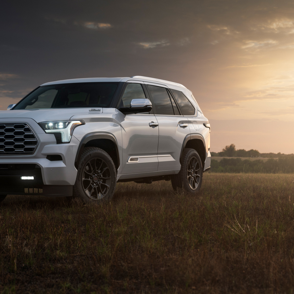 Автомобиль Toyota Sequoia 1794 Edition 2025 года в поле