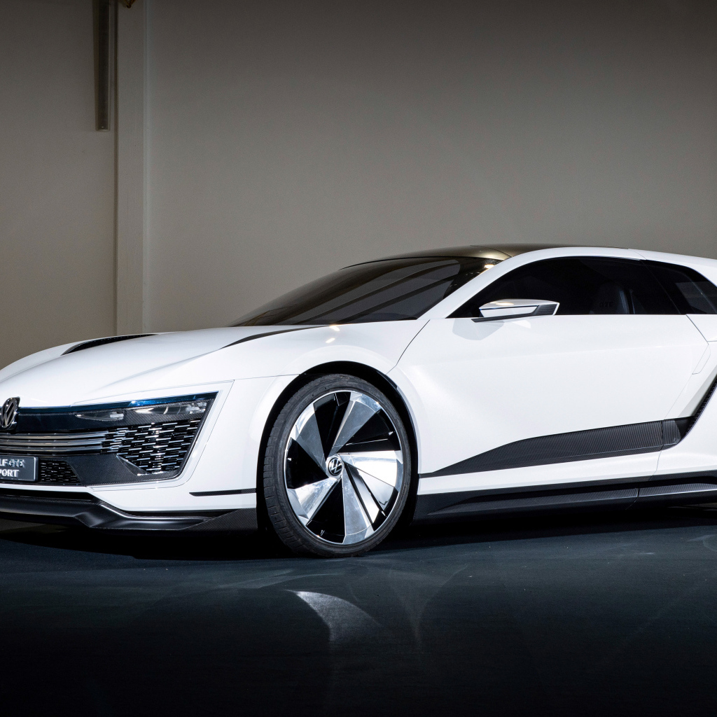 Белый Volkswagen Golf GTE