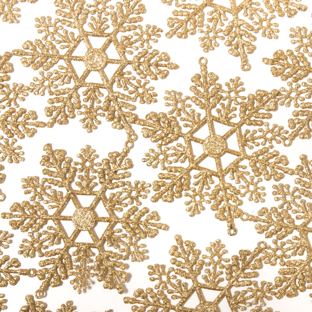 Золотые снежинки на белом фоне