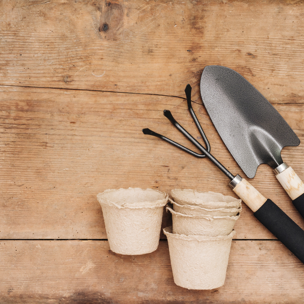 Садовый инвентарь на деревянном столе