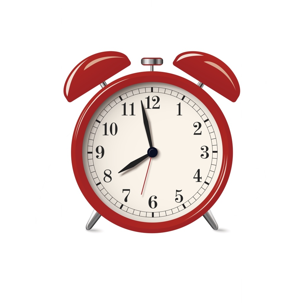Красный будильник на белом фоне