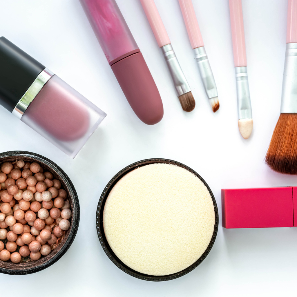 Женская косметика для макияжа на белом фоне