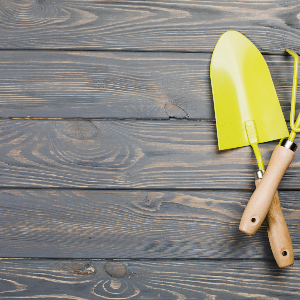 Желтые садовые принадлежности на деревянном фоне