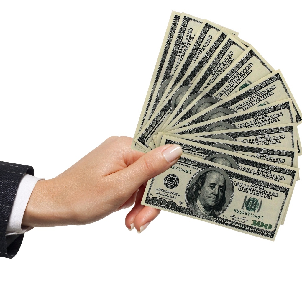 Пачка денег в руке на белом фоне