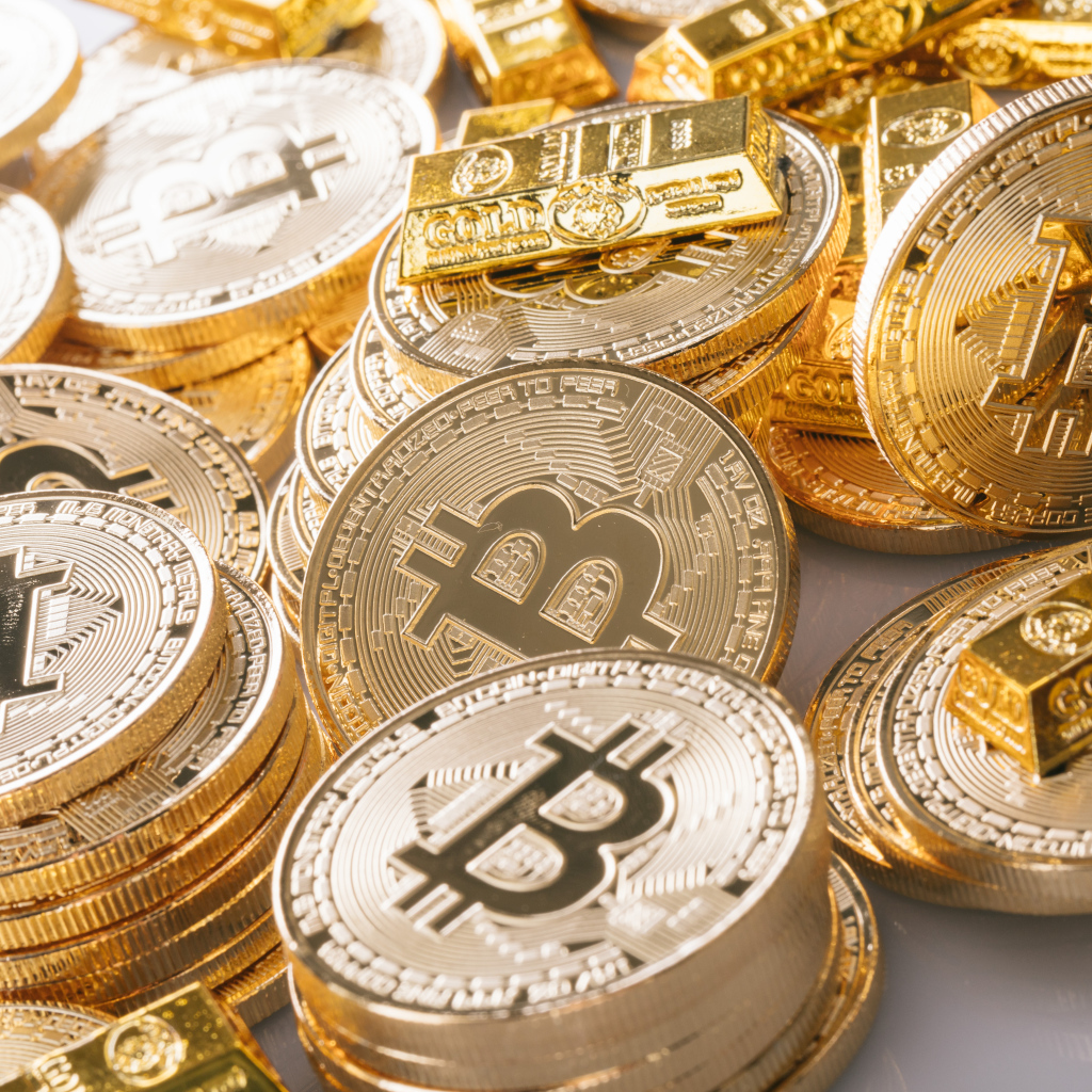 Золотые монеты биткоин со слитками