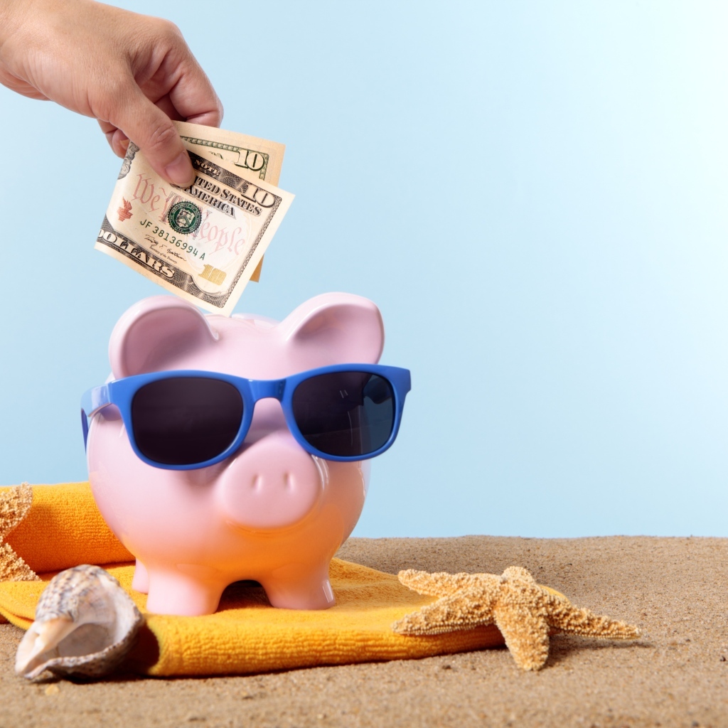 Свинья копилка с долларами на отдых