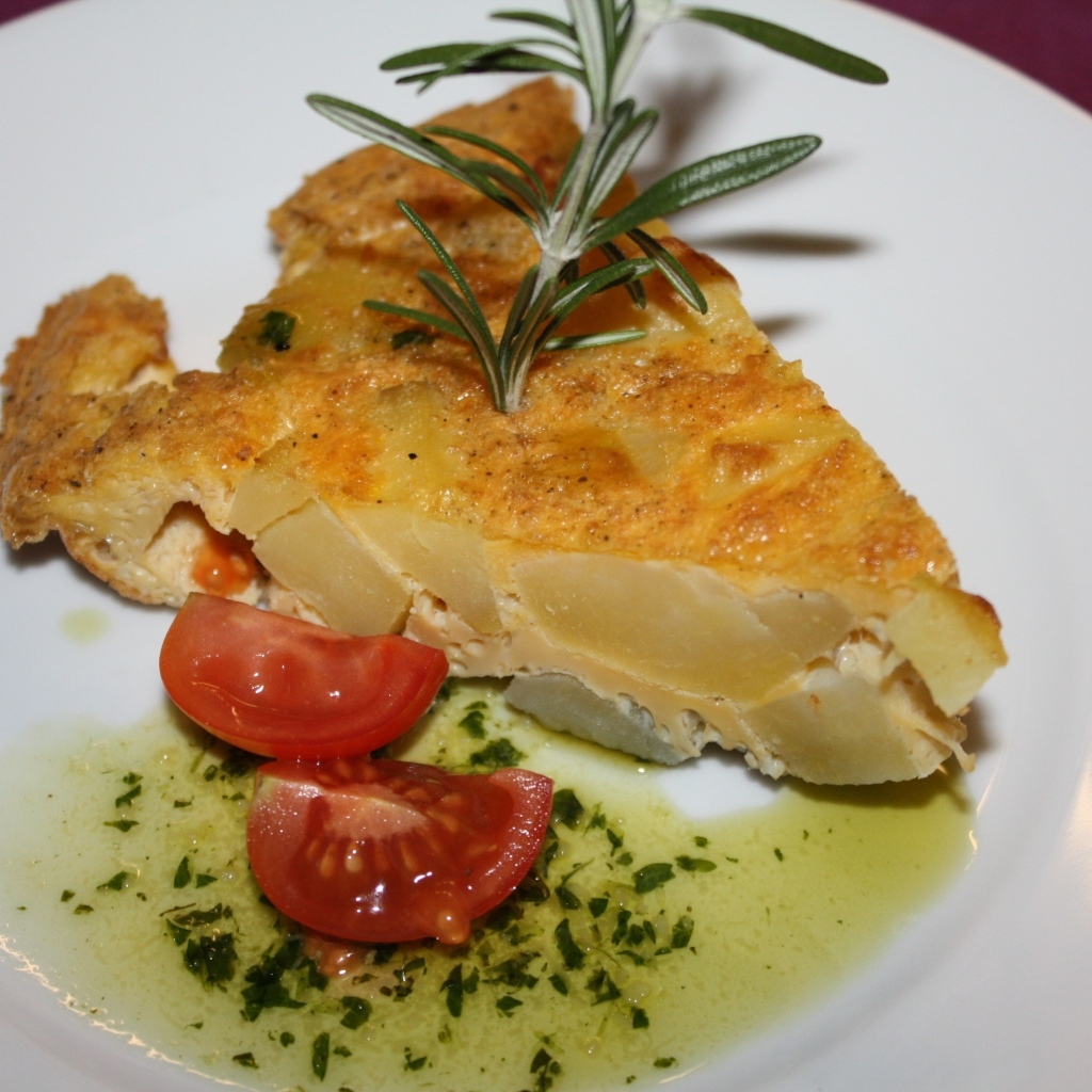 Запеканка на тарелке с помидорами