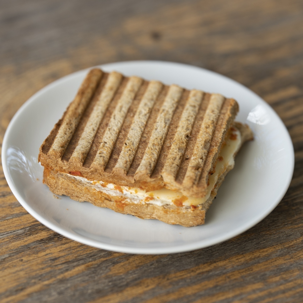 Сэндвич с сыром на деревянном столе