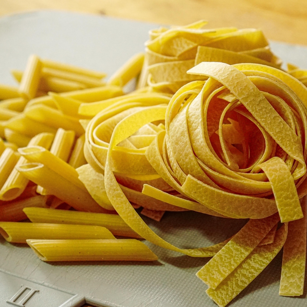 Макароны разных видов на столе