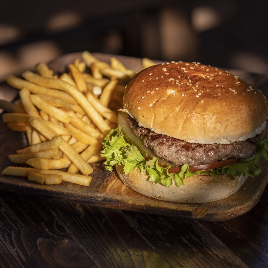 Гамбургер на тарелке с картошкой фри