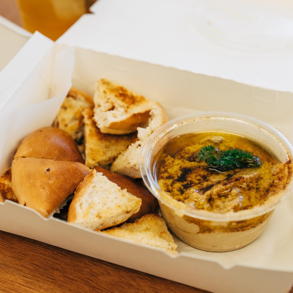 Хумус с хлебом на столе