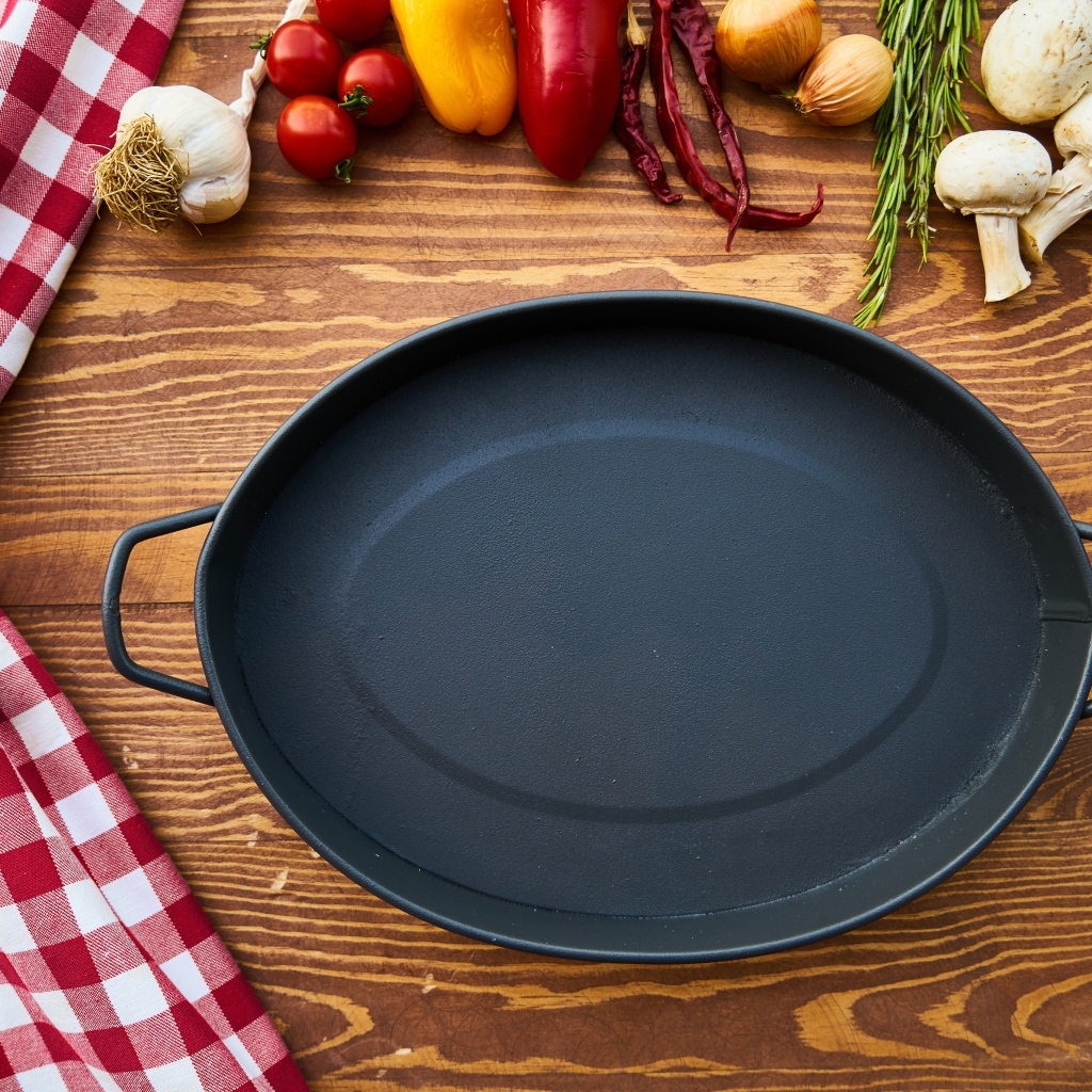 Большая чугунная жаровня на столе