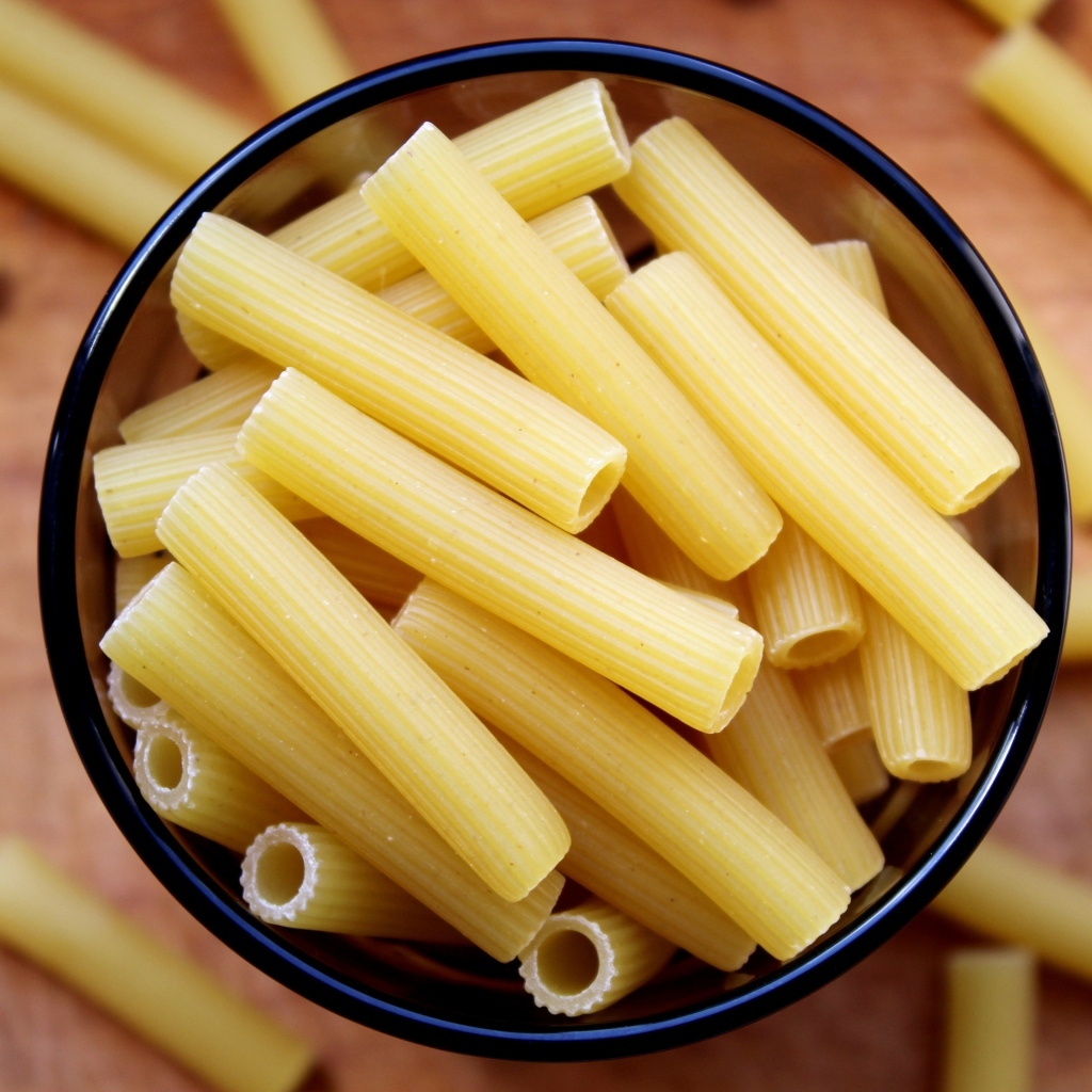 Большие макароны ригатони крупным планом