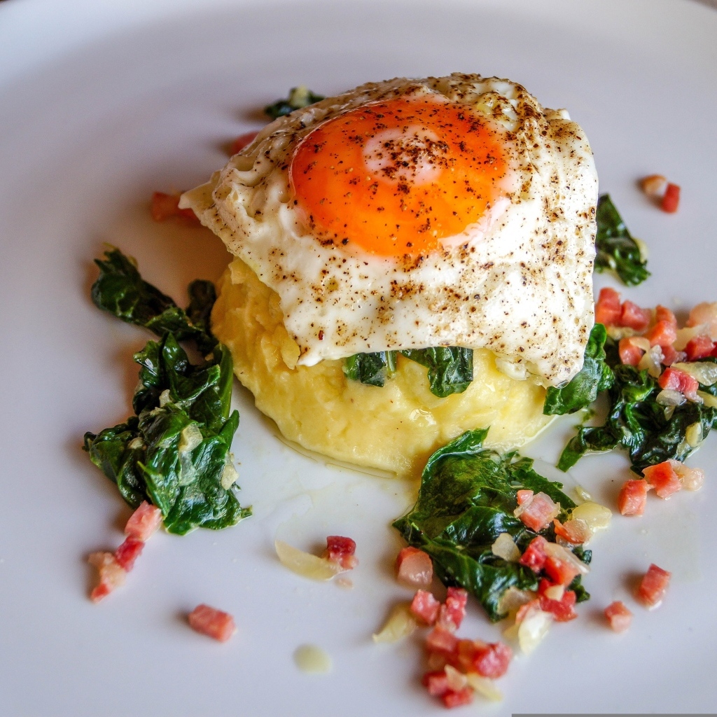 Картофельное пюре с яичницей на тарелке