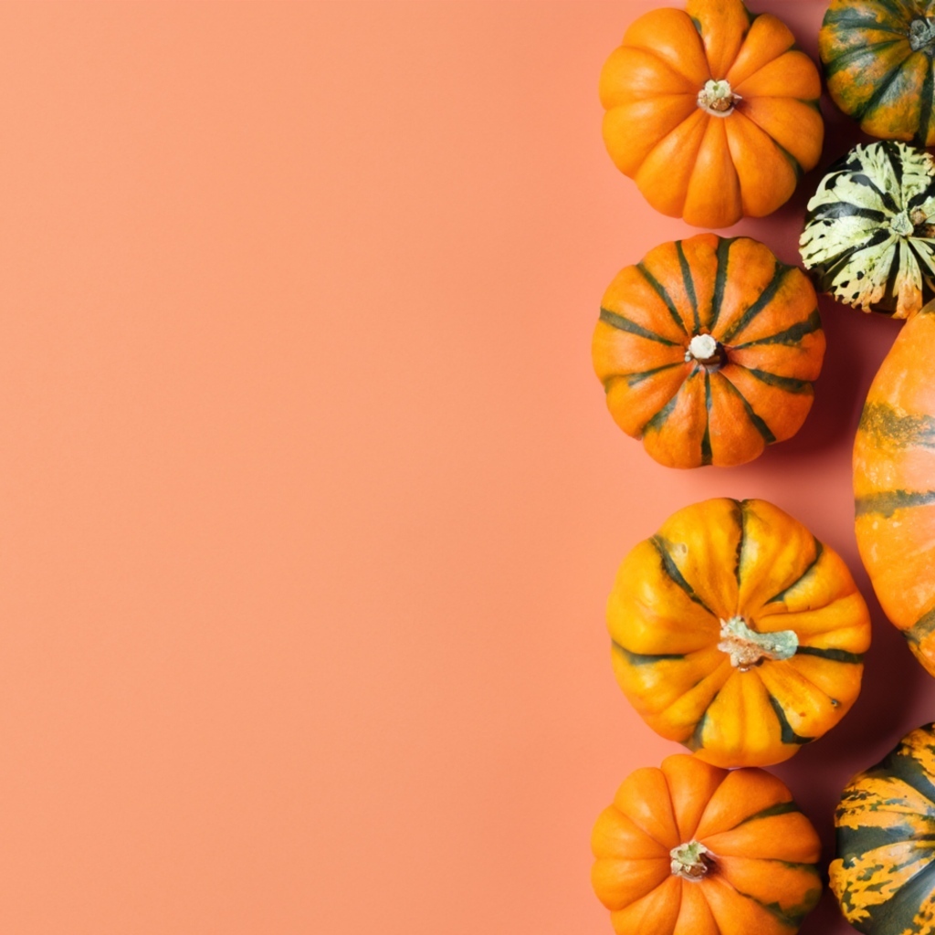 Тыква разного размера на оранжевом фоне