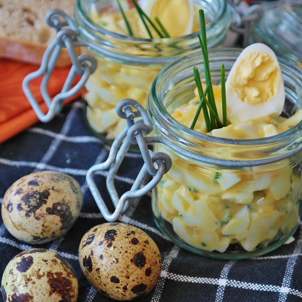 Перепелиные яйца на столе на завтрак
