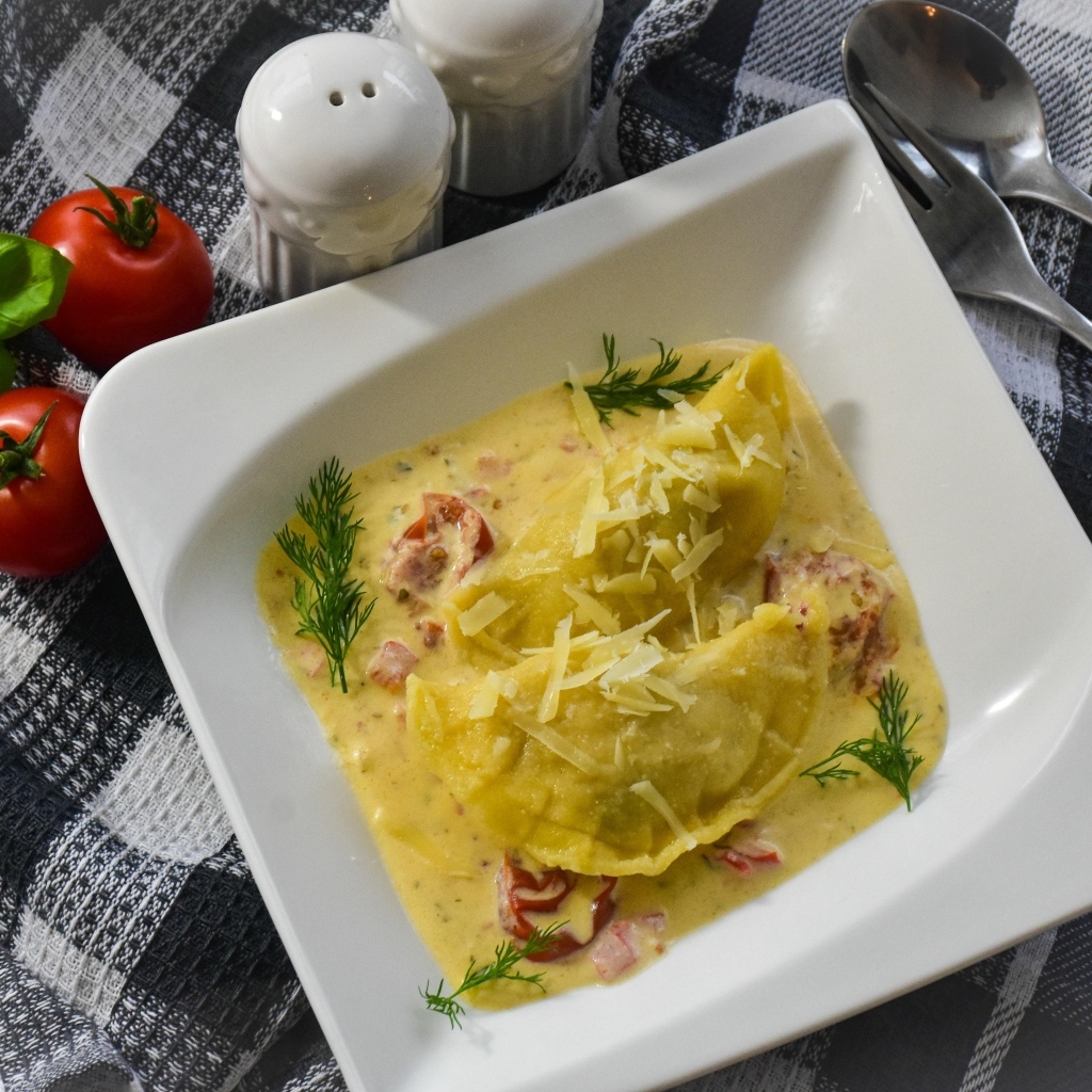 Равиоли с соусе с беконом на тарелке