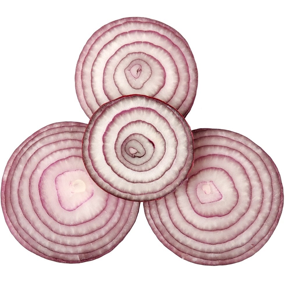 Кольца красного лука на белом фоне крупным планом