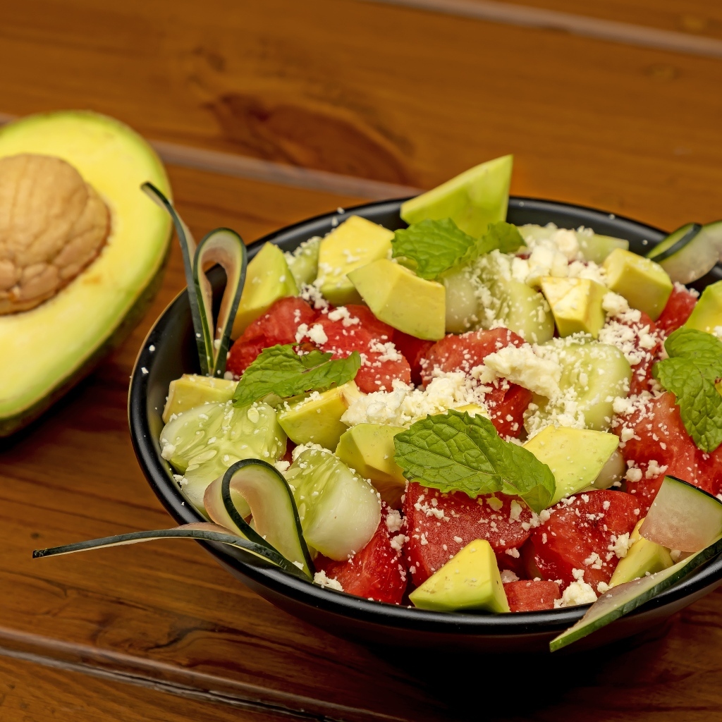 Салат с авокадо, помидорами и огурцами