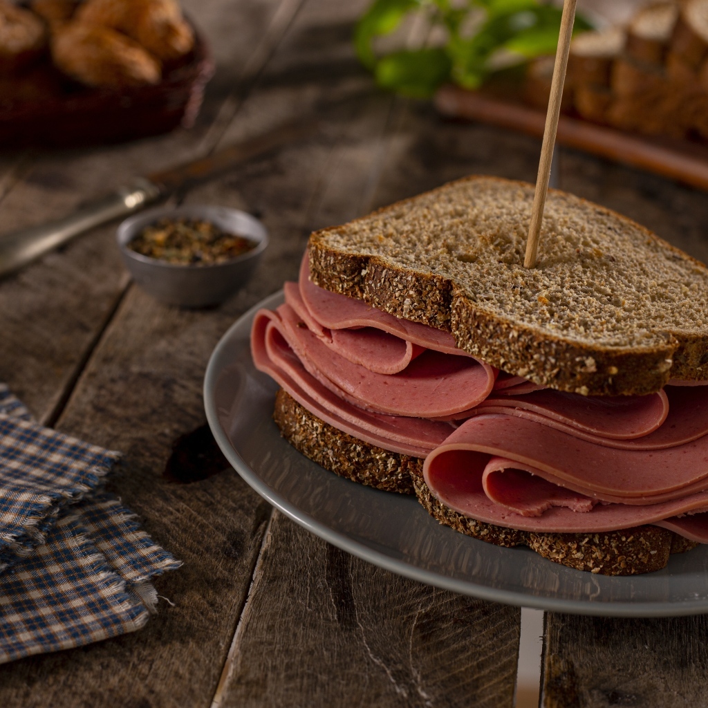 Бутерброд с черным хлебом и ветчиной